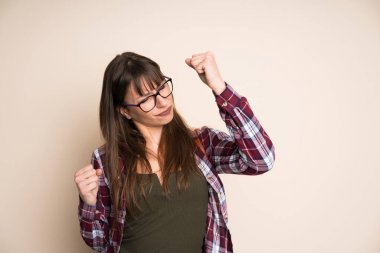 Genç kadın bir zaferini kutluyor koyu sarı zemin üzerine