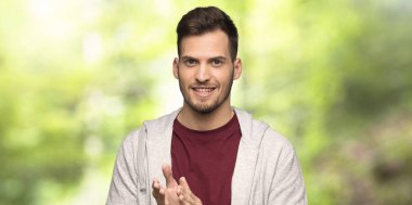 Bir parkta bir konferansta sunum sonra alkışlamak Sweatshirt ile adam