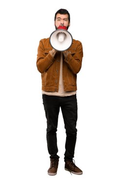 İzole beyaz arka plan üzerinde bir megafon ile bağırarak sakallı yakışıklı adam