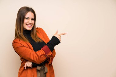 Genç kadının yanına ceket işaret parmağı