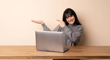 Genç kadın bir reklam eklemek için palmiye üzerinde onun laptop tutan boşaltmak hayali ile çalışan