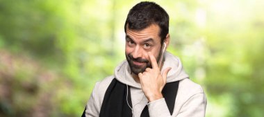 Spor adam bir parkta ön arıyor