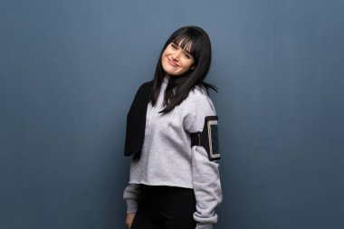 Genç bayan kameraya gülümsüyor.