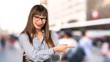 Açık havada tarafına parmak işaret gözlük ile kadın