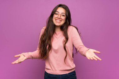 Mor duvar gülümseyen üzerinde genç kız