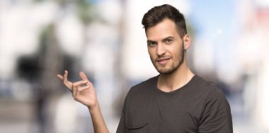 Siyah gömlek ile adam açık havada gelmek için davet için yan eller uzanan