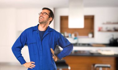 Ressam adam kalça silah ile poz ve evde gülüyor