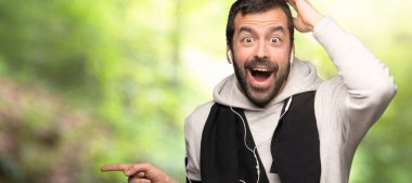 Spor adam tarafına parmak işaret ve bir parkta bir ürün sunma