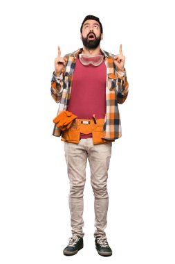 Esnaf adam şaşırttı ve izole beyaz arka plan üzerinde yukarı işaret