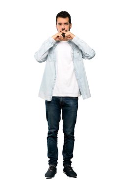 Sessizlik jest iz izole beyaz arka plan üzerinde gösterilen sakallı yakışıklı adam tam uzunlukta atış