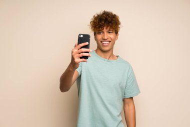 Yeşil gömlekli Afrikalı-amerikalı adam selfie yapıyor