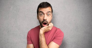 Adam çok para alarak şaşırttı ve şok dokulu duvara doğru bakarak