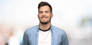 Çok açık havada gülümseyen yakışıklı adam