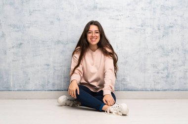 Genç öğrenci kız bir tablo gülümseyen okuyor