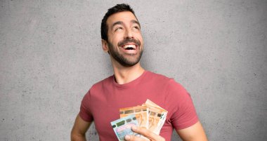 Adam kalça ve dokulu duvar üzerine gülüyor silah ile poz para çok alıyor