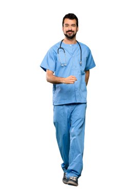 İzole beyaz arka plan üzerinde yürüyen cerrah doktor adam tam uzunlukta atış