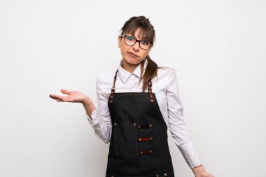 Önlük şüpheleri olan kadın