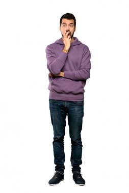 Yakışıklı adam şaşırttı ve hemen izole beyaz arka plan üzerinde bakarken şok kazak ile tam uzunlukta atış