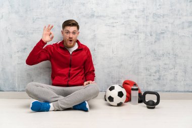 Redhead spor adam şaşırttı ve ok işareti gösteren