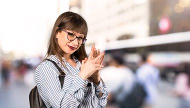 Gözlük ile kadın açık havada bir şey ententlama
