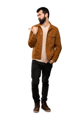 Sakal mutsuz ve izole beyaz arka plan üzerinde yan işaret yakışıklı adam