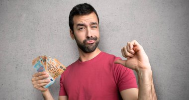 Adam bir sürü para alarak gurur ve kendinden memnun dokulu duvar üzerinde kendinizi kavramı sevgi