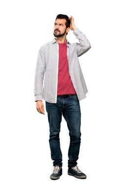 İzole beyaz arka plan üzerinde kafa çizilmemesi süre şüpheleri sakallı yakışıklı adam tam uzunlukta atış