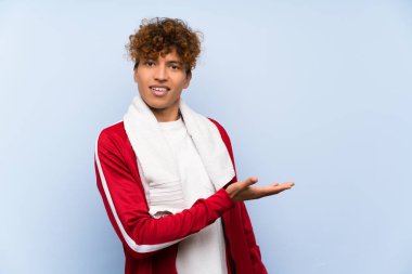 Genç spor afrikalı amerikalı adam gelmeye davet için yan ellerini uzatıyor