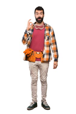 Esnaf adam şaşırttı ve izole beyaz arka plan üzerinde ok işareti gösteren