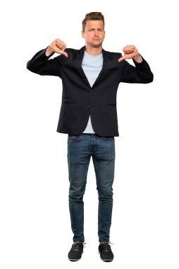 Sarışın yakışıklı adam gösteren başparmak aşağı