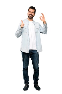 Ok işareti ve yukarı hareket izole beyaz arka plan üzerinde gösterilen sakallı yakışıklı adam tam uzunlukta atış