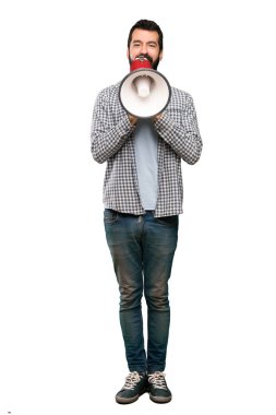 İzole beyaz arka plan üzerinde bir megafon ile bağırarak sakallı yakışıklı adam