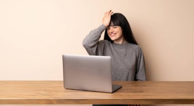 Dizüstü bilgisayarıyla çalışan genç kadın bir şeyin farkına vardı ve çözüme niyetlendi.