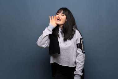 Genç kadın için lateral açık ağızlı bağırmayı spor