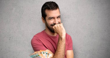 Adam dokulu duvar üzerinde tatlı bir ifade ile gülümsüyor para alarak çok