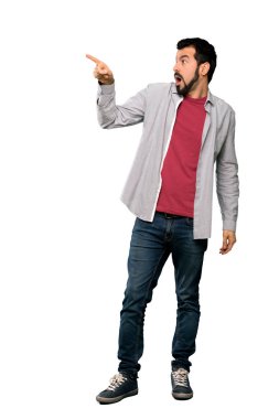 Sakal ile yakışıklı adam tam uzunlukta çekim izole beyaz arka plan üzerinde uzağa işaret