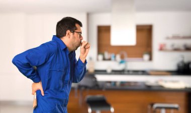 Ressam adam öksürük ile acı ve evde kötü hissediyor