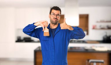 Ressam adam iyi kötü işaret yapıyor. Evde Evet ya da değil arasında kararsız