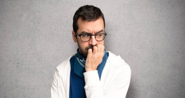 Gözlüklü dokulu duvar'ın üstüne şüpheleri yakışıklı adam