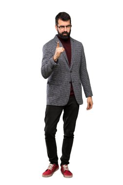 Gözlük ile yakışıklı adam sinirli ve izole beyaz arka plan üzerinde ön işaret