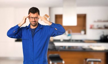 Ressam adam mutsuz ve evde bir şey ile sinirli