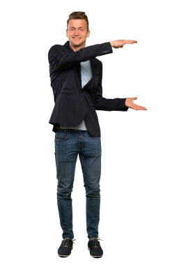 Sarışın yakışıklı adam tutmak boşaltmak için eklemek bir reklam