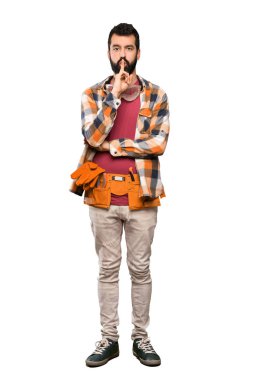 Suni beyaz arka plan üzerinde ağzına parmak koyarak sessizlik jest bir işareti gösteren zanaatkarlar adam