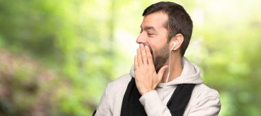 Spor adam bağırmak ile ağız geniş açık için lateral içinde bir park