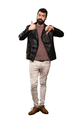 İyi-kötü işaret yapma sakallı yakışıklı adam. Kararsız Evet arasında veya izole beyaz arka plan üzerinde değilken