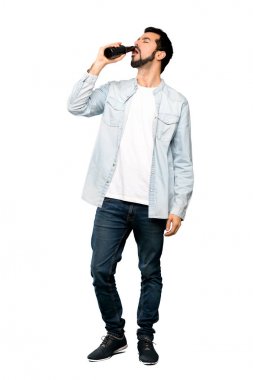 Sakal içme arı ile yakışıklı adam