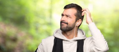 Spor adam bir parkta kafa çizilirken şüphe sahip