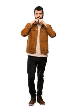 Sakalı yakışıklı adam izole beyaz arka plan üzerinde sessizlik jest bir işareti gösteren