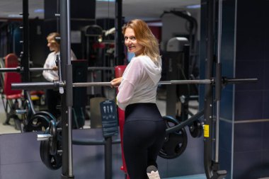 Genç kadın bir spor salonunda egzersiz 