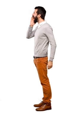 Yakışıklı adam ağız geniş açık izole beyaz arka plan üzerinde lateral ile bağırıyor